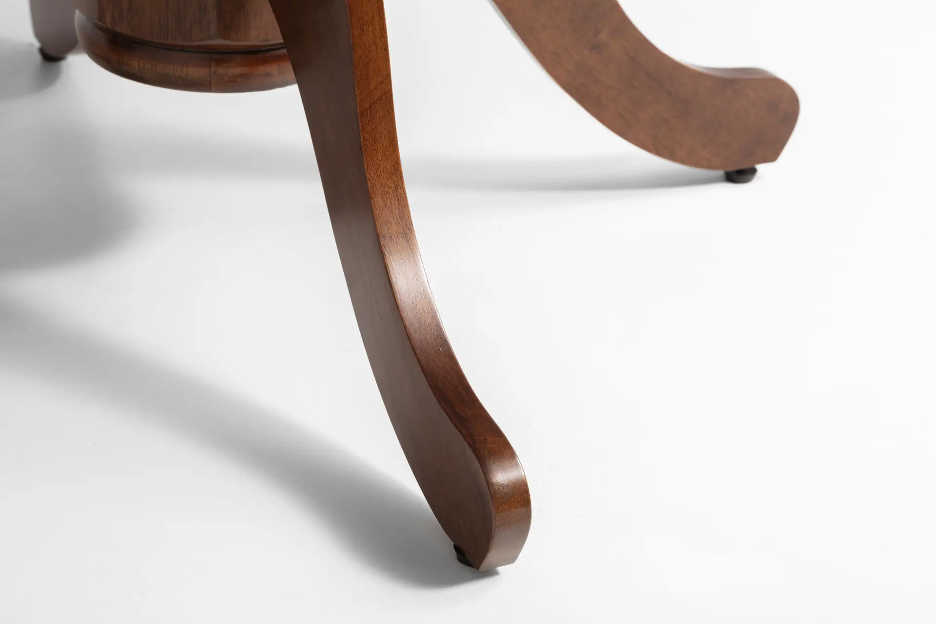 Canterbury Round To Oval Extending Table - Mahogany - Image 5